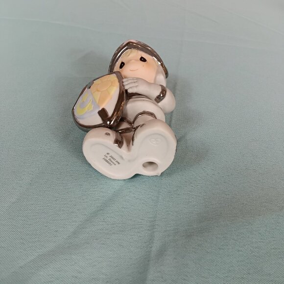 E2- 10 child dressed in a knight's outfit, holding a shield - Picture 5 of 6